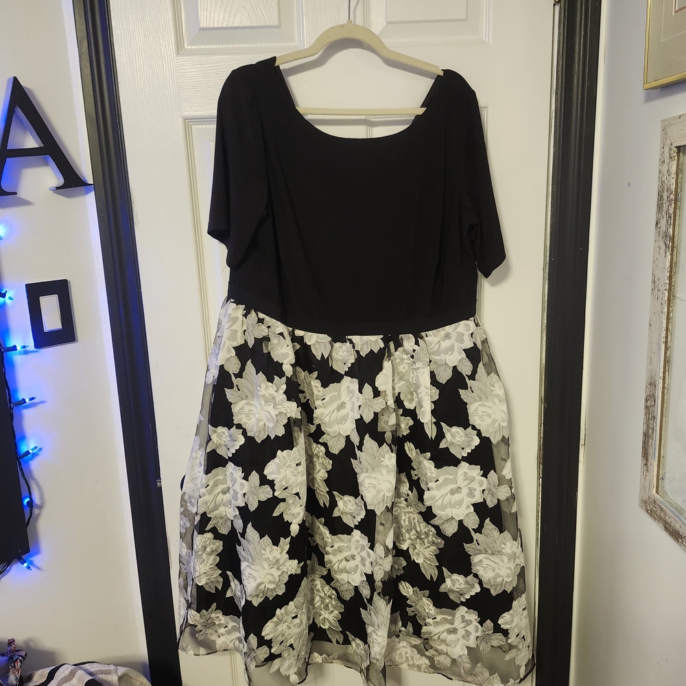 Elegant Black and White Floral A-Line Skirt